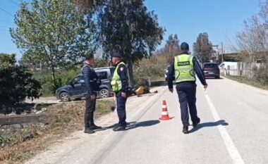 Aksident tragjik në Fier/ Tentoi të parakalonte makinën, ndërron jetë drejtuesi i motoçikletës (EMRI)