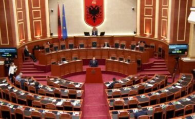 Votimi i projektligjeve në Kuvend/ Pesë deputetë të PS-së votojnë kundër Denar Bibës, rrëzohet projektligji për administrimin e pasurive të propozur nga Balliu