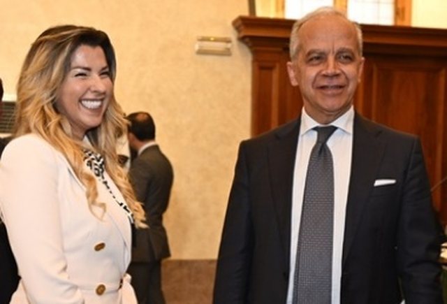 kabineti-qeveritar-i-melonit-serish-ne-qender-te-vemendjes-gazetarja-e-njohur-ne-marredhenie-me-ministrin-e-brendshem