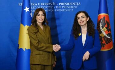 I përfundoi mandati, Vjosa Osmani i dorëzon detyrën e Presidentes Albulena Haxhiut: Po lë pas një punë të jashtëzakonshme, Kreu i ri i Shtetit të zgjidhet sa më shpejt