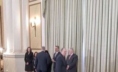 Dorëhiqen tre anëtarë të qeverisë greke / Qeveria nën presion nga skandali me abuzimet me subvencionet në bujqësi