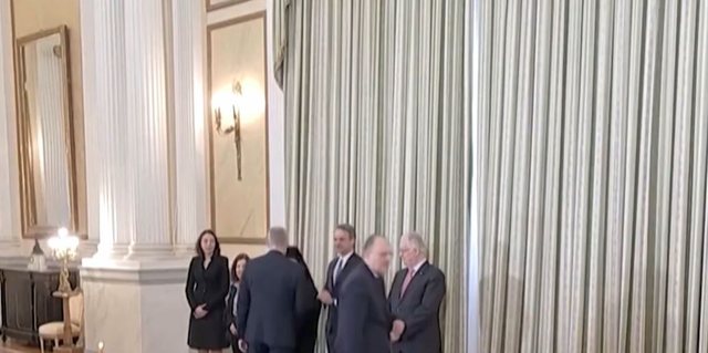 Dorëhiqen tre anëtarë të qeverisë greke   Qeveria nën presion nga skandali me abuzimet me subvencionet në bujqësi