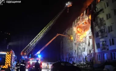 Rusia sulmon me dronë një qytet në jug të Ukrainës, humbin jetën tre persona ndërsa plagosen dhjetë të tjerë