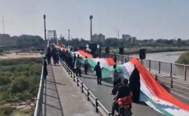 Irani nxjerr gra, fëmijë dhe studentë mbi ura e termocentrale, që Amerika të mos i bombardojë teksa afati i Donald Trump po përfundon