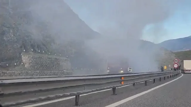 Makina përfshihet nga flakët në Kukës  bllokohet rruga drejt Tiranës