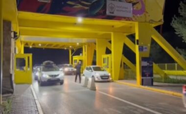 Shqiptarët zgjedhin të festojnë Pashkët Ortodokse në atdhe përballen me pritje të gjata në palën greke