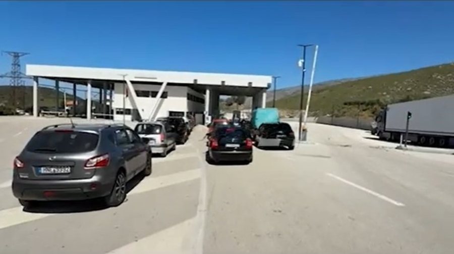 Pashkët ortodokse kthejnë emigrantët në atdhe  fluks i lartë në Qafë Botë dhe Portin e Sarandës