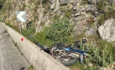 Aksident në aksin Vlorë-Himarë,  makina përplaset me një motomjet, dërgohet me urgjencë në spital 26-vjeçari