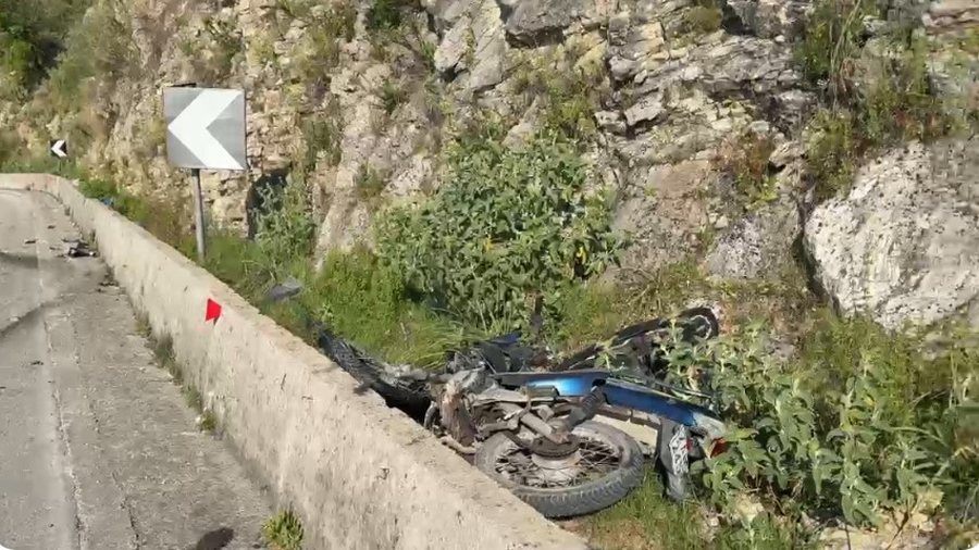 aksident-ne-aksin-vlore-himare-makina-perplaset-me-nje-motomjet-dergohet-me-urgjence-ne-spital-26-vjecari