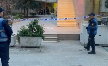 Tragjedia në Vlorë, Policia reagon për vdekjen e 2-vjeçarit: Ndodhej në banesë me nënën e tij kur u rrëzua nga pallati