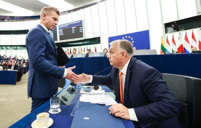 Zgjedhjet në Hungari  në 30  të kutive të numëruara opozita ka siguruar deri tani 132 nga 199 vende në Parlament  Reagon Magyar  Faleminderit 