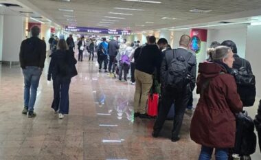 Kontrollet e reja kufitare në aeroportet evropiane shkaktojnë radhë dhe vonesa fluturimesh, penalizohen edhe anglezët për shkak të ‘Brexit’