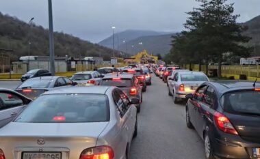 Rikthehet kalvari i emigrantëve në kufi, radhë kilometrike në Kapshticë! Pas festës së Pashkëve kthehen drejt Greqisë, fluks në doganë