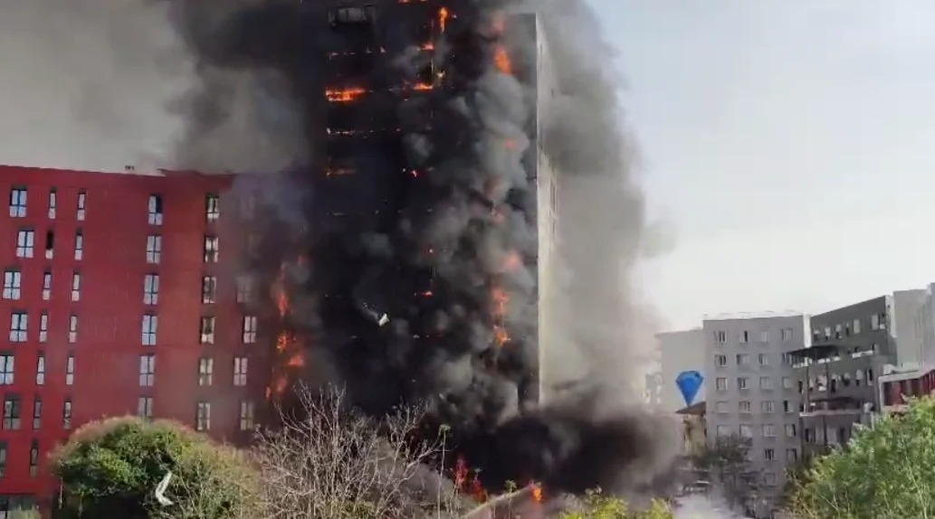 Përfshihet nga zjarri kompleksi i banimit pranë QSUT-së, shkrumbohet fasada e pallatit