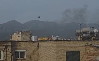 Zjarr në Tiranë, helikopteri i vjen në ndihmë forcave zjarrfikëse, ndërhyhet nga ajrit për të shuar zjarrin