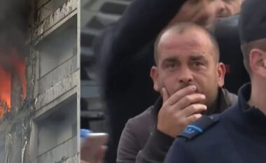 Zjarri në kompleksin pranë QSUT/ Njerëzit të shokuar dhe me lot në sy shohin pallati 12-katësh që ‘përpihet’ nga flakët