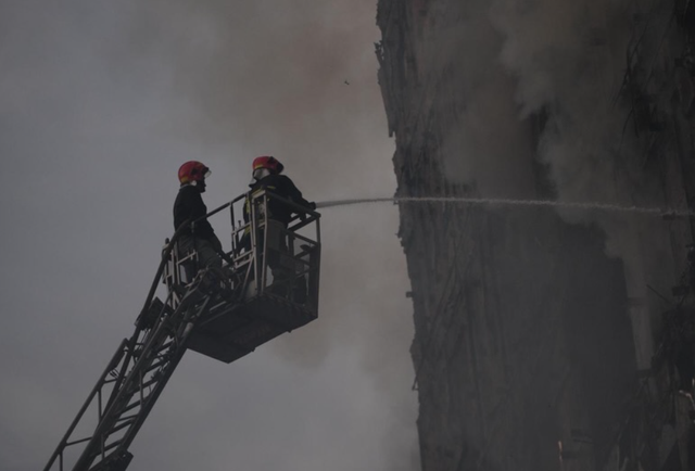 Zjarri në pallatin pranë QSUT/ MIA: Flakët janë vënë në kontroll, por nuk janë shuar plotësisht, po kontrollohet çdo apartament