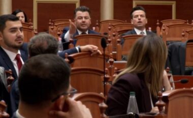 “Je llum brenda llumit! Hajdut i vogël”, plas keq mes Erion Braçes dhe Agron Shehajt në Kuvend: Legen m*t, mbylle gojën