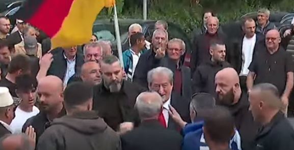 Protesta kombëtare e opozitës  Berisha mbërrin në selinë blu  pritet me entuziazëm