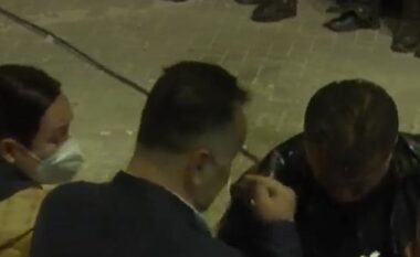 Molotovë dhe fishekzjarrë drejt Kryeministrisë, Flamur Noka përplaset me Policinë, tërhiqet zvarrë protestuesi