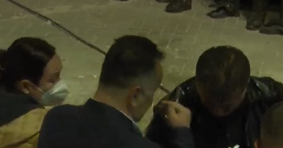 Molotovë dhe fishekzjarrë drejt Kryeministrisë, Flamur Noka përplaset me Policinë, tërhiqet zvarrë protestuesi