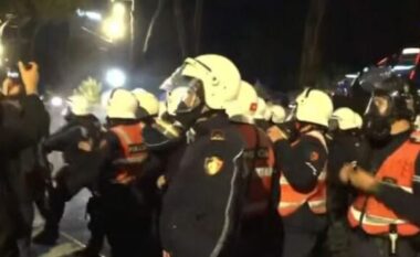 Protesta, një polic përfundon te Trauma me djegie dhe çarje në kokë