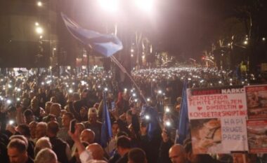 Protesta kombëtare e opozitës, mbi 20 persona të shoqëruar nga policia