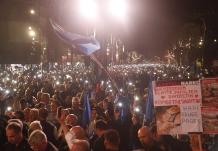 Protesta kombëtare e opozitës  mbi 20 persona të shoqëruar nga policia