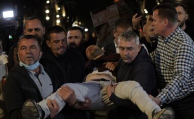 Përplasja me policinë në protestë, reagon PD: Dhunë e paprecedentë me bomba dhe gaz lotsjellës, disa deputetë të lënduar