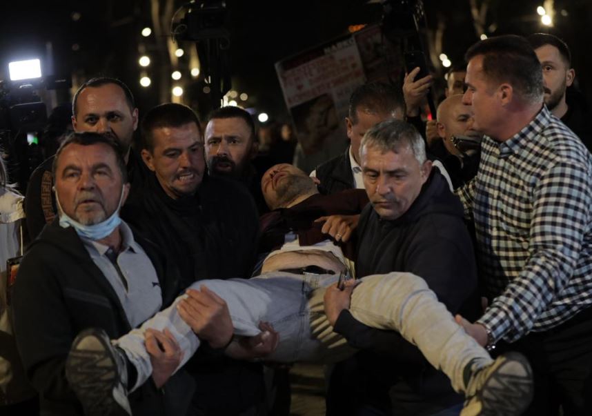 Përplasja me policinë në protestë  reagon PD  Dhunë e paprecedentë me bomba dhe gaz lotsjellës  disa deputetë të lënduar