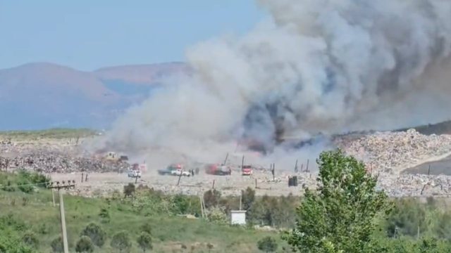 Zjarr masiv në landfillin e Bushatit  Flakët përfshijnë venddepozitimin e mbetjeve