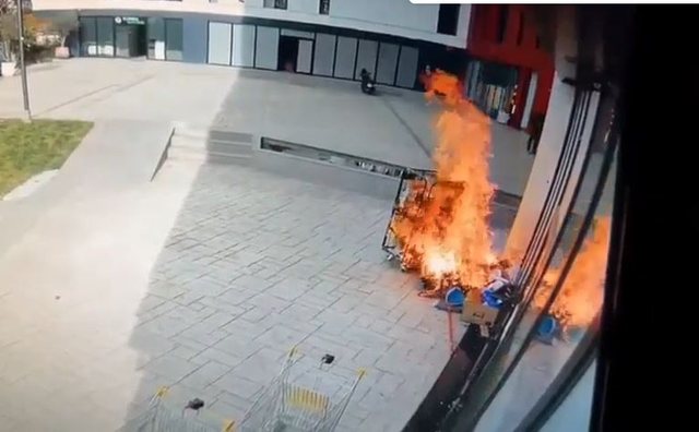 VIDEO/ Dalin pamjet, si nisi zjarri në Tiranë, kartona që digjen ngjitur me Big Market