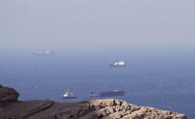 Tensione në Ngushticën e Hormuzit, anija e kompanisë franceze qëllohet me paralajmërim