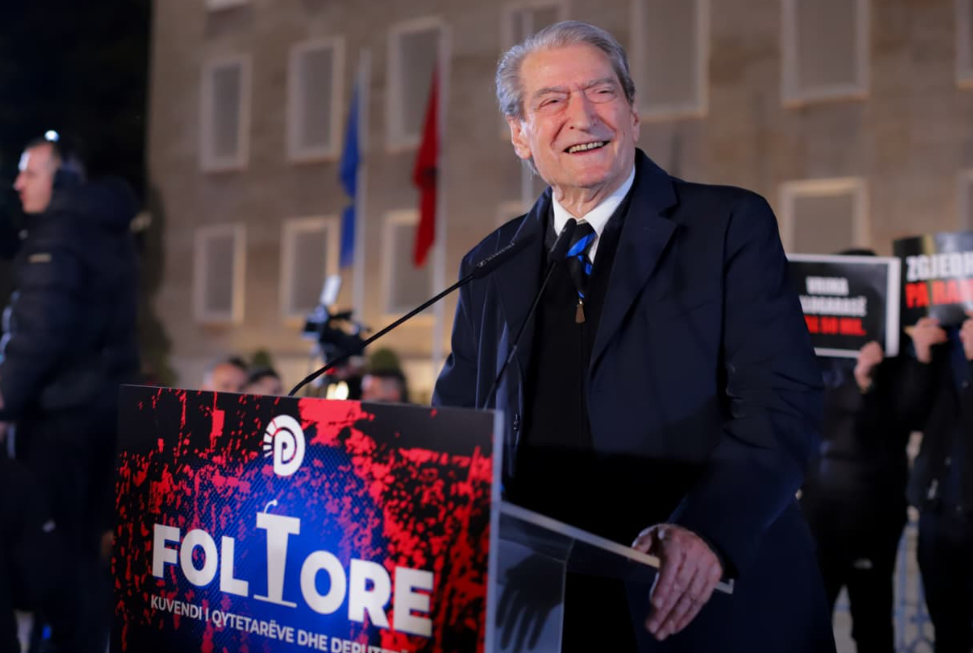 “Beteja jonë, lirimi urgjent i tyre”/ Berisha: Protestuesit po torturohen në burg