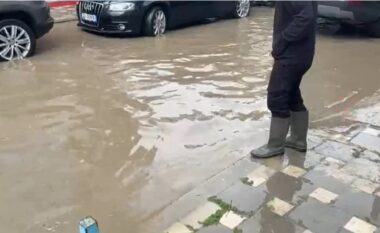 Mjaftuan vetëm disa orë shi, përmbytet qyteti i Lezhës, banorët veshin çizmet