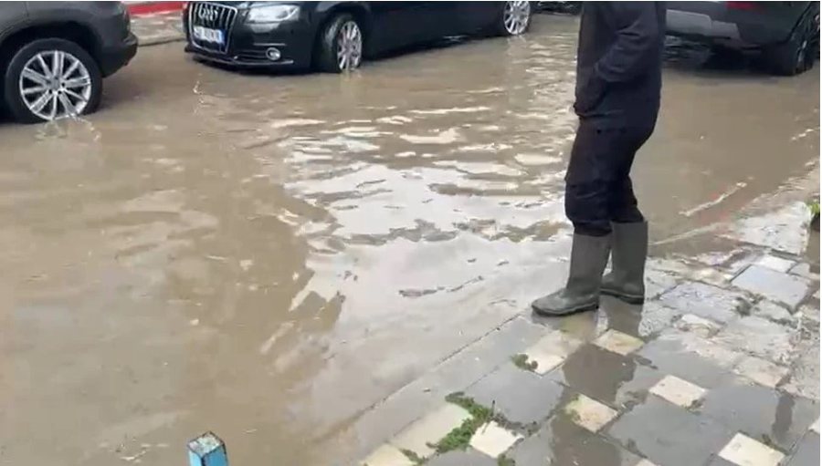 Mjaftuan vetëm disa orë shi  përmbytet qyteti i Lezhës  banorët veshin çizmet