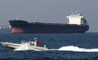 Nafta rikthehet mbi 100 dollarë ndërsa përshkallëzohet tensioni në Hormuz