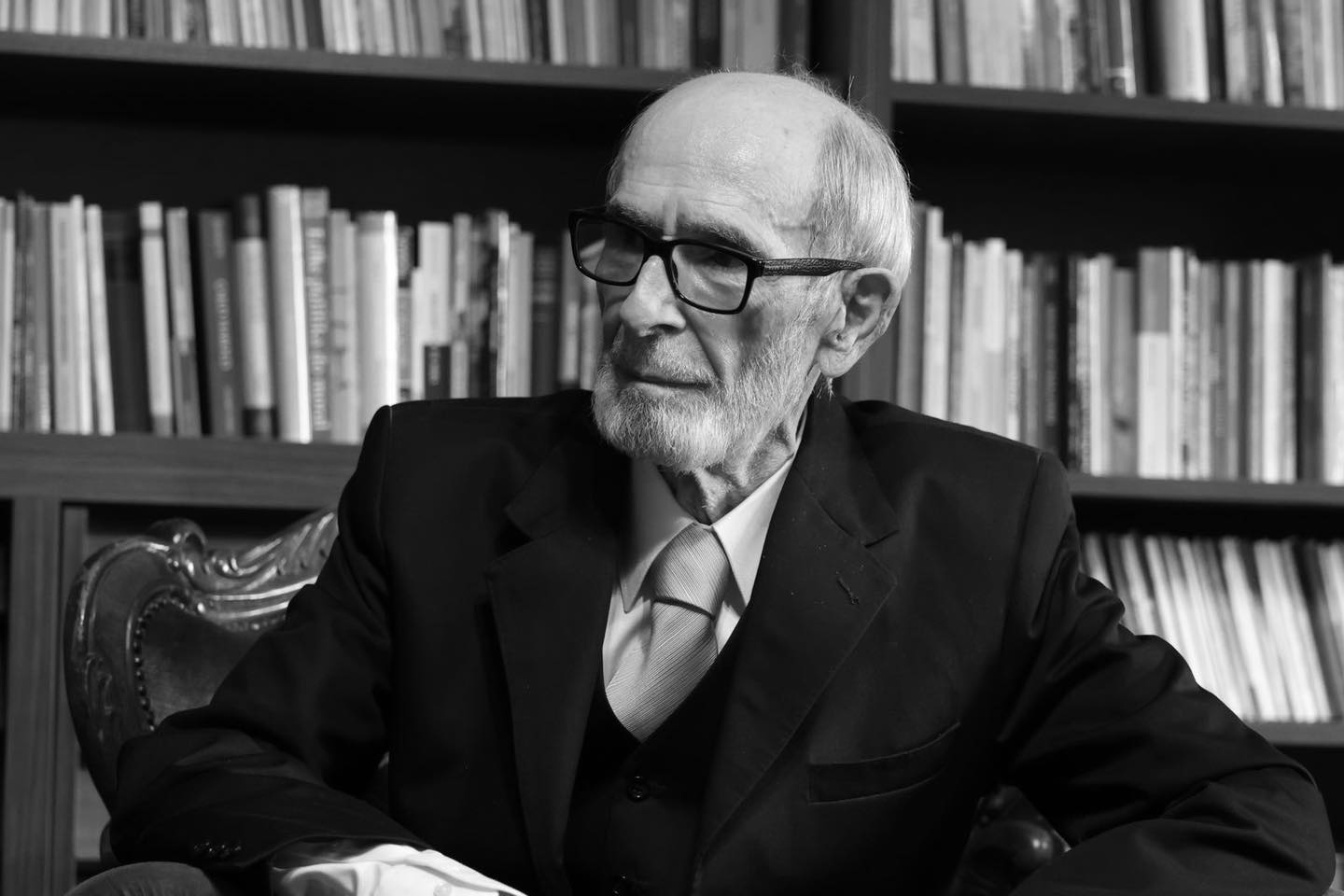 Zbulohen amanetet e fundit që Rexhep Qosja la para se të ndërronte jetë! Nipi publikon shkresën: Dua të varrosem afër gruas sime Shpresës, pa rituale fetare