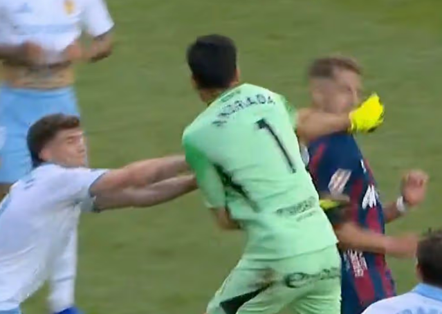 Grushti në fytyrën e kundërshtarit, portieri i klubit spanjoll e pëson keq