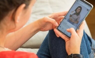 Influencuesit akuzohen për përhapjen e dezinformatave mjekësore në aplikacionet sociale