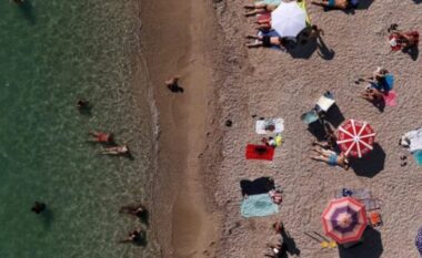 Vlora vendos tarifën 700 lekë për plazhet publike, nis debati në Këshillin Bashkiak: Tarifa është barrë shtesë për pushuesit