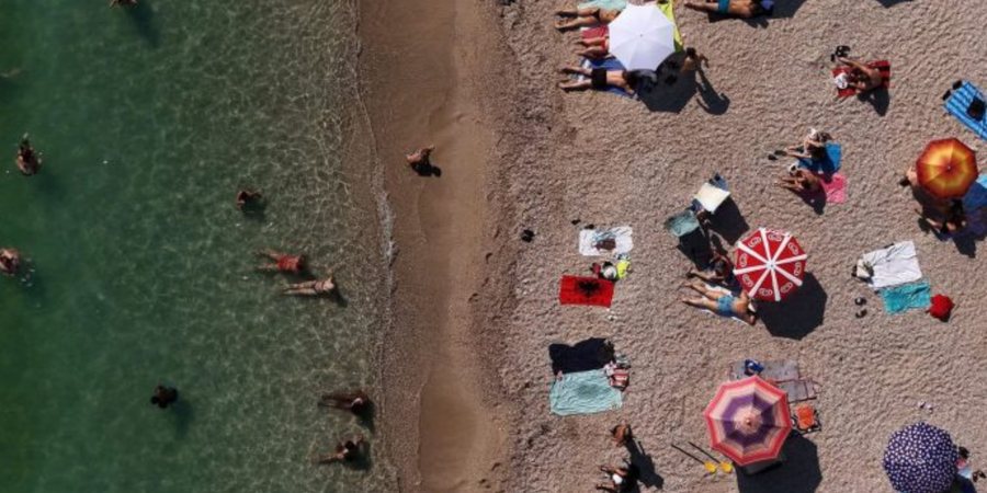 Vlora vendos tarifën 700 lekë për plazhet publike  nis debati në Këshillin Bashkiak  Tarifa është barrë shtesë për pushuesit