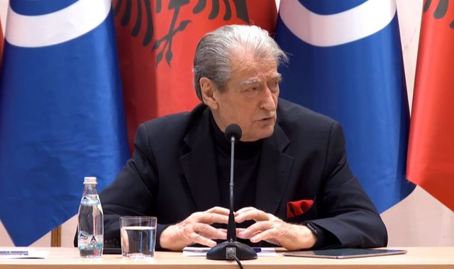  Litri i naftës  ndëshkim për xhepat e qytetarëve   Berisha  Shqiptarët paguajnë 7 herë më shumë për naftën se gjermanët