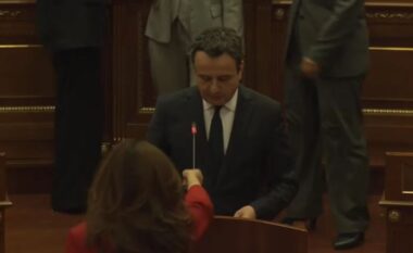 VIDEO/ Tensione në Kuvendin e Kosovës, deputetja e PDK afrohet tek foltorja, i largon mikrofonin Albin Kurtit