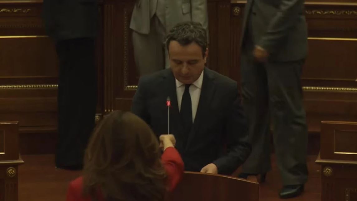 VIDEO  Tensione në Kuvendin e Kosovës  deputetja e PDK afrohet tek foltorja  i largon mikrofonin Albin Kurtit