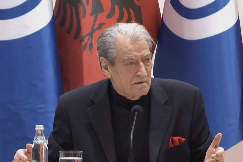  Përballemi me këtë qeveri deri në rrëzimin e saj   Berisha fton qytetarët në protestë  Të ngrihemi në revolta të fuqishme  Çmimi i naftës shkak madhor 