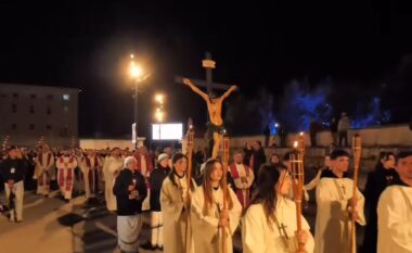 Prag Pashke, besimtarët katolikë përkujtojnë Udhën e Krishtit në sheshin “Nënë Tereza” në Tiranë