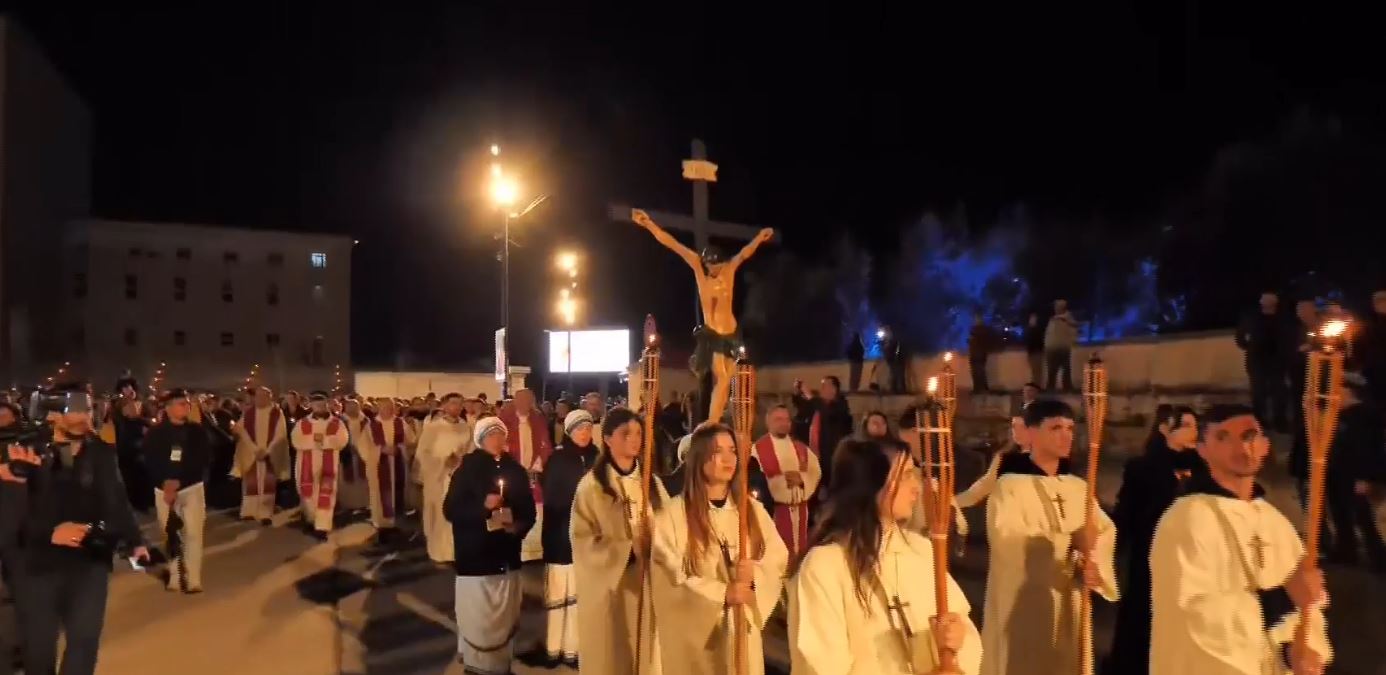 Prag Pashke  besimtarët katolikë përkujtojnë Udhën e Krishtit në sheshin  Nënë Tereza  në Tiranë