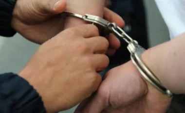Dyshohet se përdhunoi në prani të dy të miturve 10-vjeçarin në Gjirokastër, arrestohet në Kakavijë adoleshenti i shpallur në kërkim