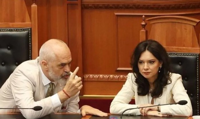 perplasja-me-spiropalin-ne-grupin-e-ps-rama-flet-serish-7-ore-mbledhje-mediat-bene-lajm-ca-i-thashe-une-njerit-apo-tjetres